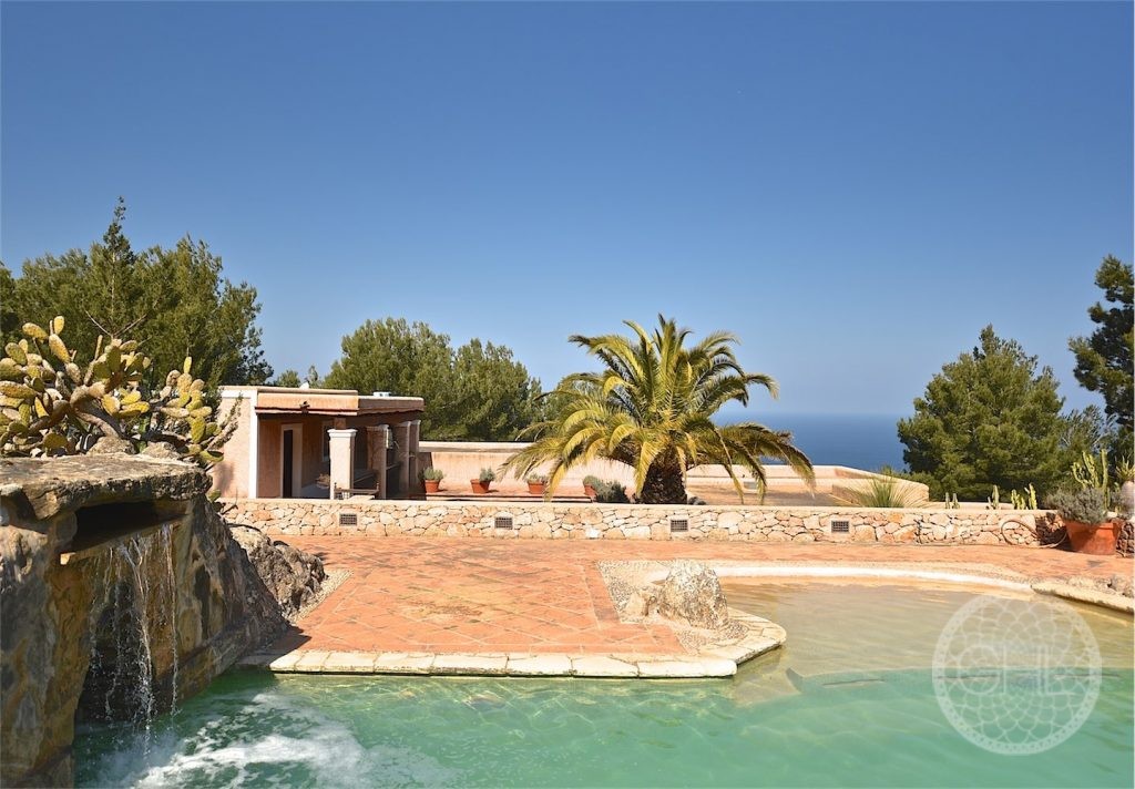 Fabulous modern villa with sea views