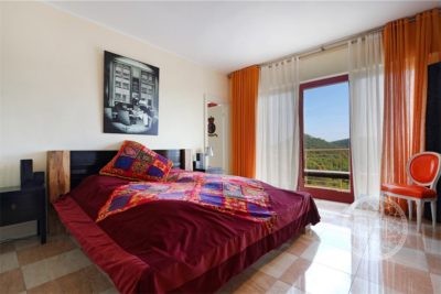 Luxusvilla mit spektakulärer Aussicht in sicherer Urbanisation – GHL