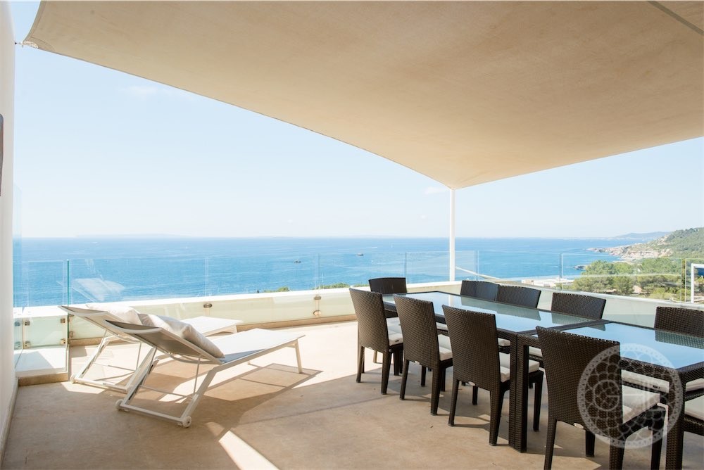 Villa moderna en lugar seguro con impresionantes vistas al mar