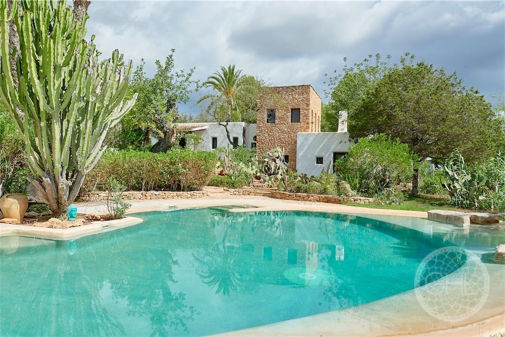 Traditional finca with separate guesthouse in a magical setting