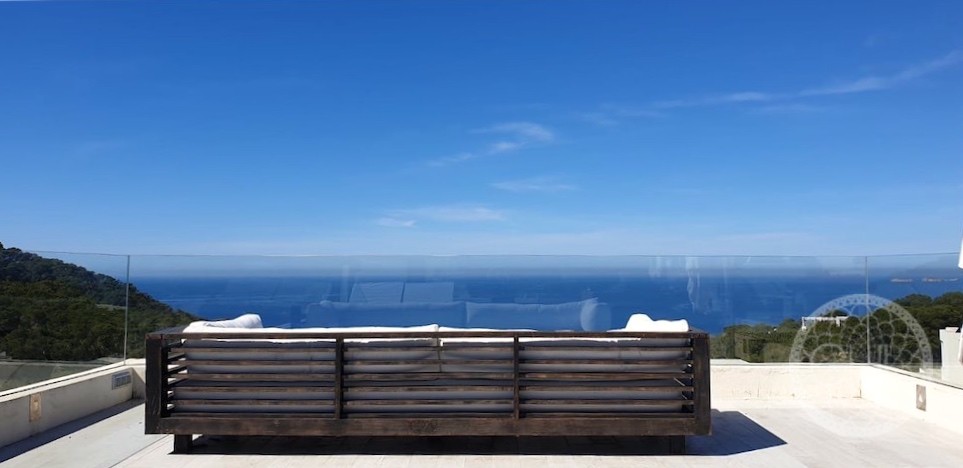 Casa moderna con impresionantes vistas al mar