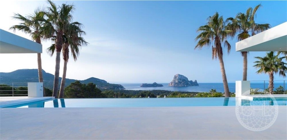 Moderne Luxusvilla mit herrlichem Blick auf das Meer und Es Vedrà