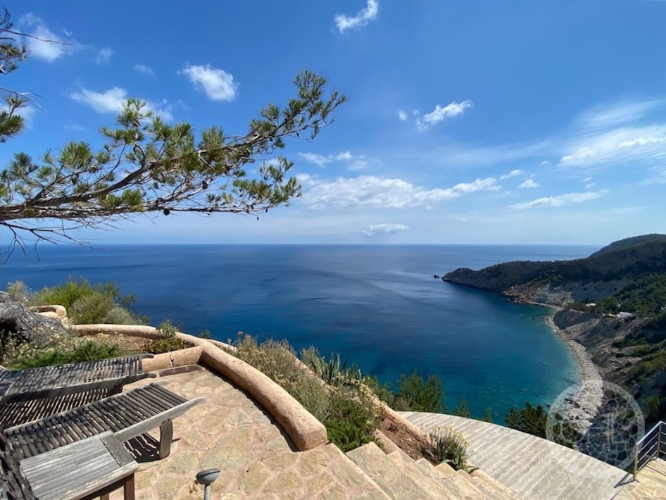 Jaw-dropping cliff edge property