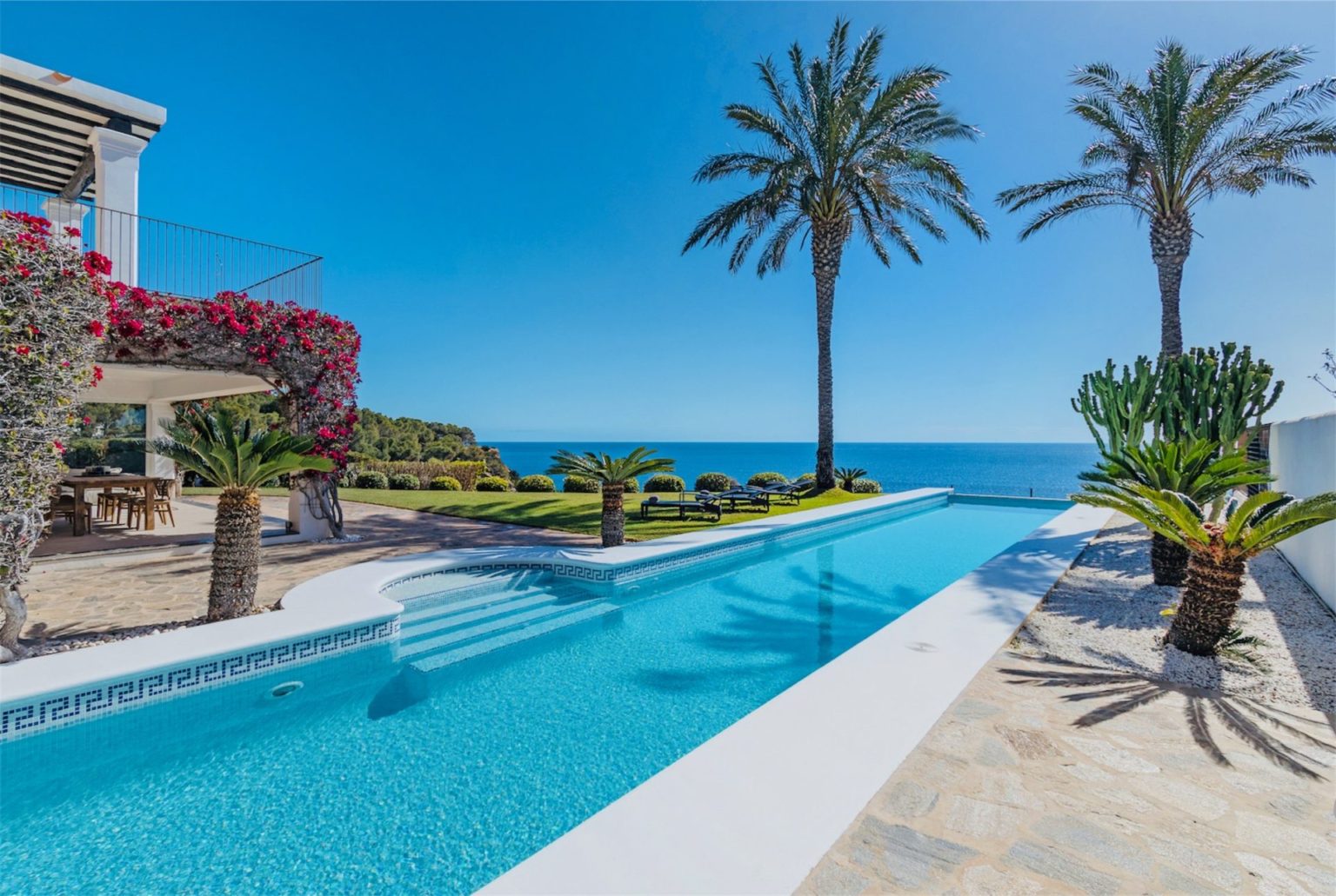 Mediterranean villa in first line to the sea