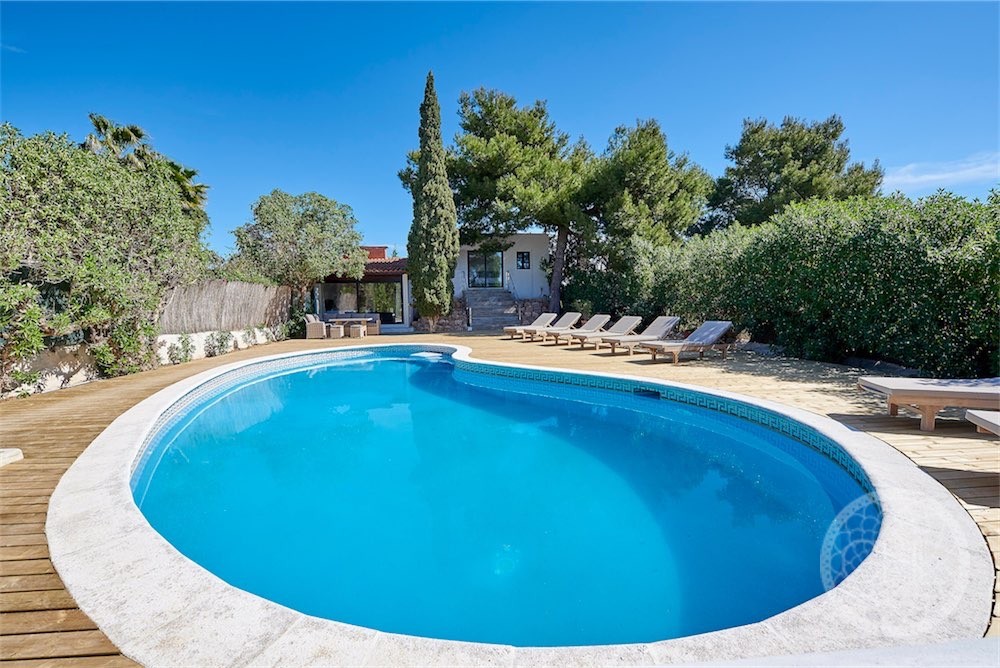Beautiful villa with two annexes close to town