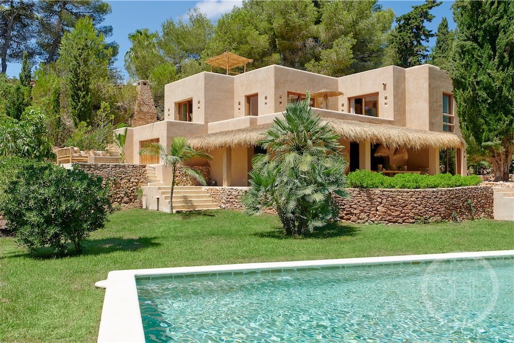 Spectacular villa in walking distance to the beach