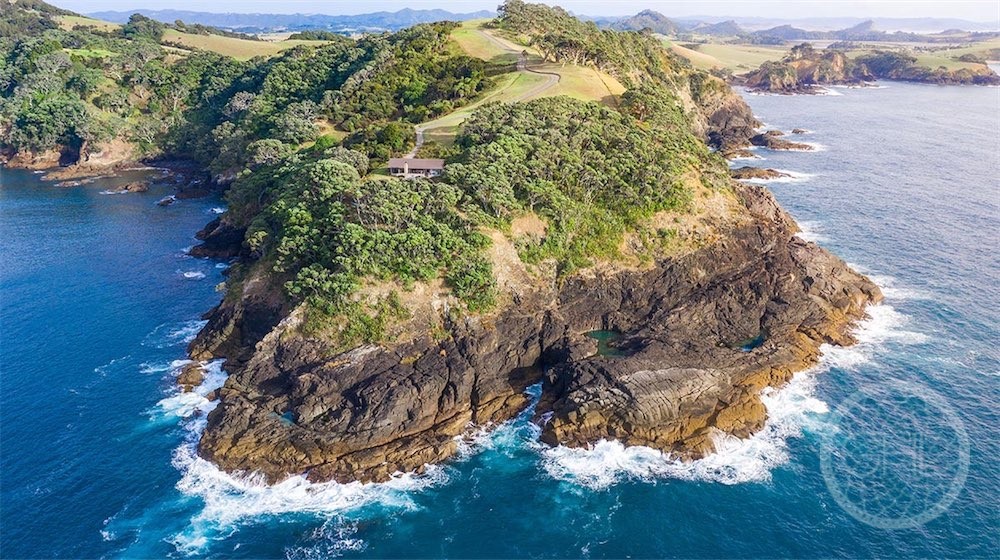 Domaine à couper le souffle sur les falaises en bord de mer Nouvelle-Zélande