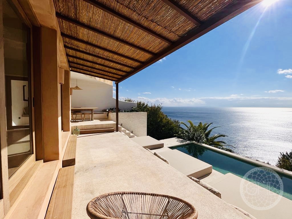 Exquisite villa in the hills with breathtaking sea views