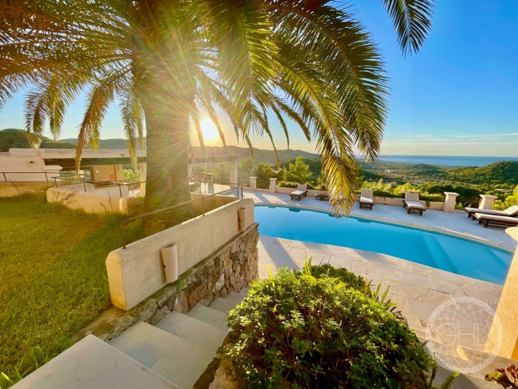 Chalet rústico con mágicas vistas al mar, puestas de sol y licencia de alquiler turístico