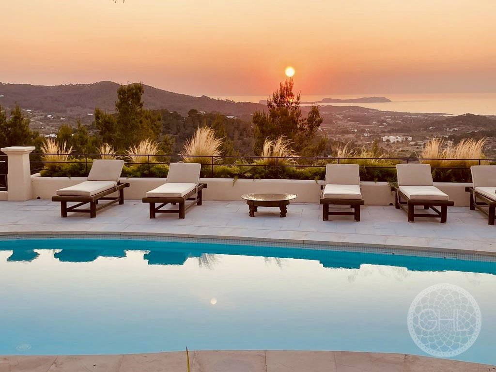 Rustic villa with magical sea views, sunsets and tourist rental license