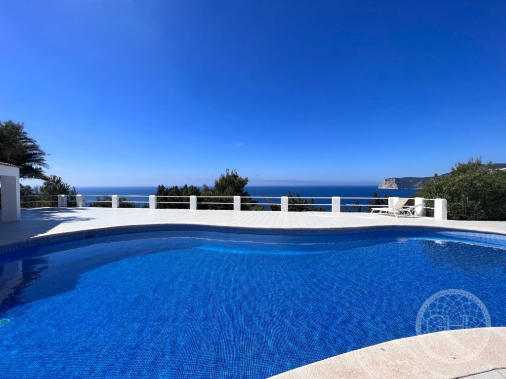 Splendid frontline sea views villa in luxury residence