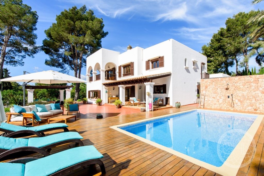 Wonderful villa with lovely pool area and garden