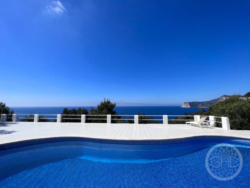Wonderful villa with splendid frontline sea views in luxury residence