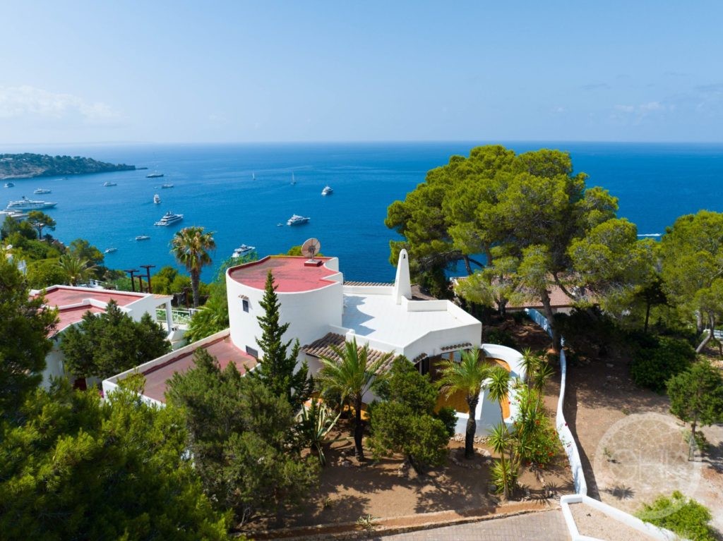 Wonderful villa with splendid frontline sea views in luxury residence