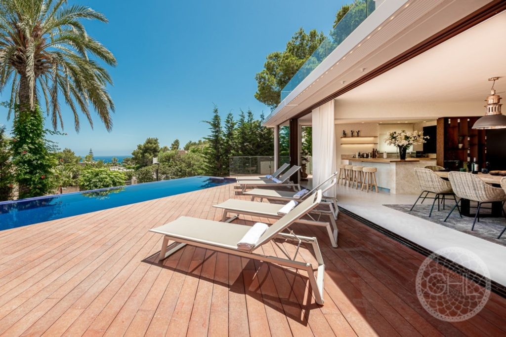 Outstanding modern villa with sea views and tourist rental license