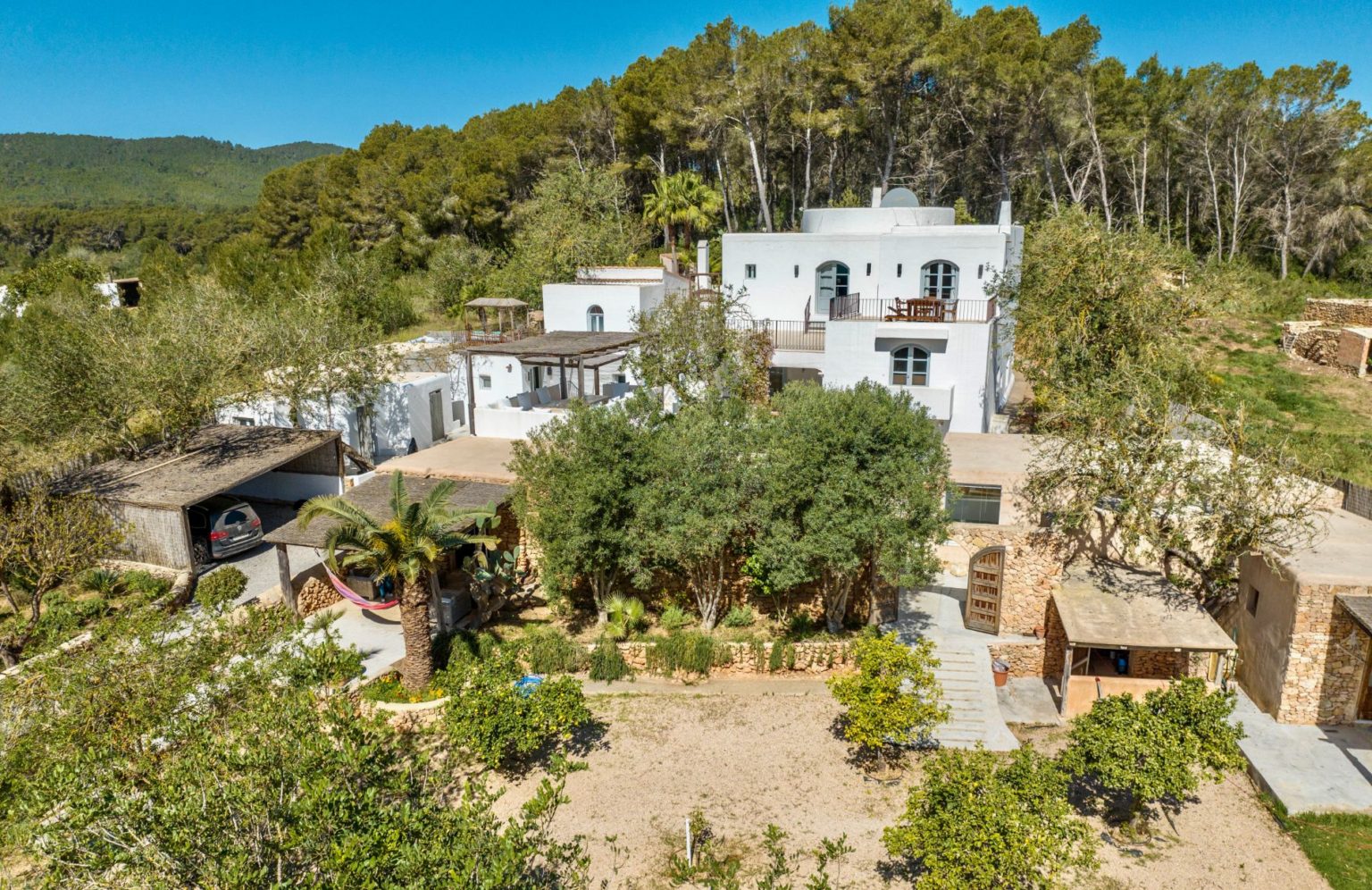 Stylish finca on the edge of the beautiful Morna valley