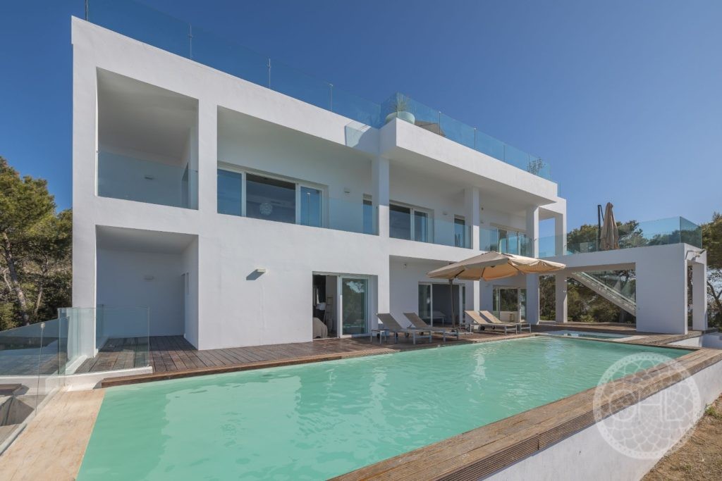 Modern luxury villa with sea views, roof terrace and tourist license