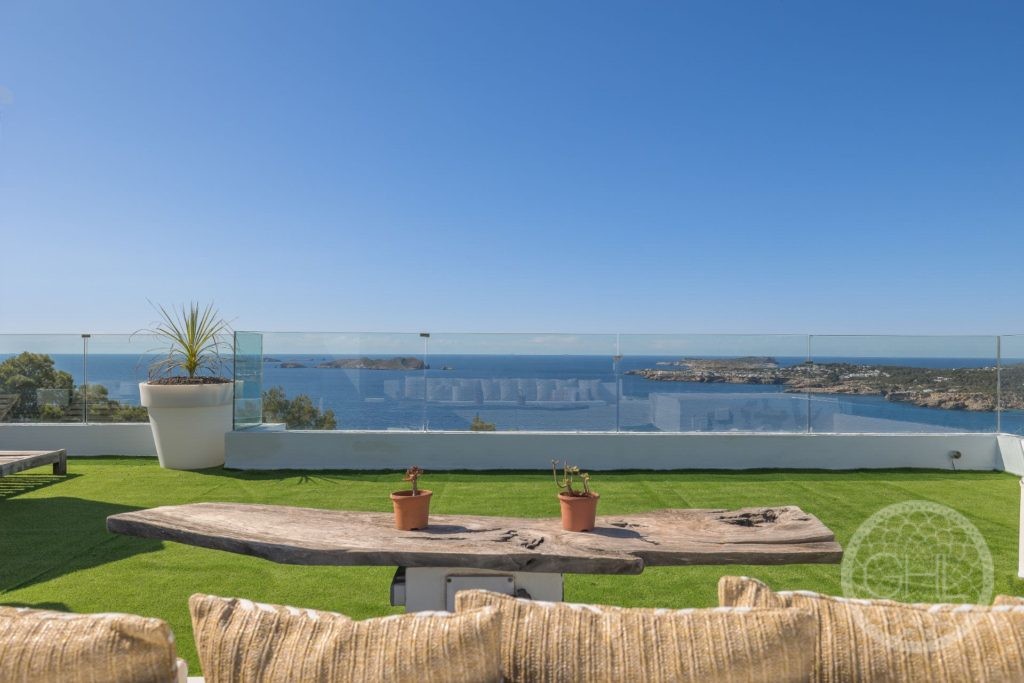 Dos modernas villas de lujo con licencia de alquiler turístico y vistas al mar