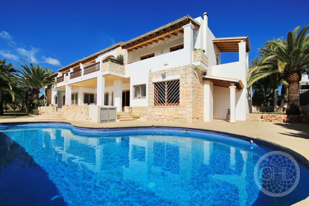 Beautiful villa with lovely views to the sea and the old town