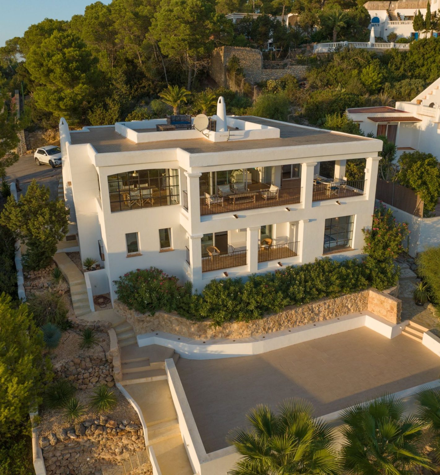 Belle et grande villa moderne en deux unités avec des couchers de soleil parfaits et des vues sur la mer
