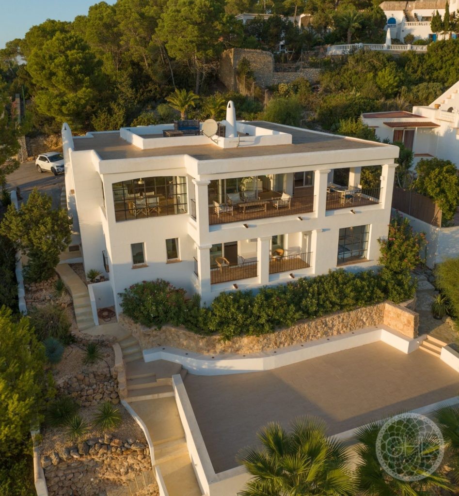 Schöne, geräumige moderne Villa in zwei Einheiten mit perfekten Sonnenuntergängen und Meerblick