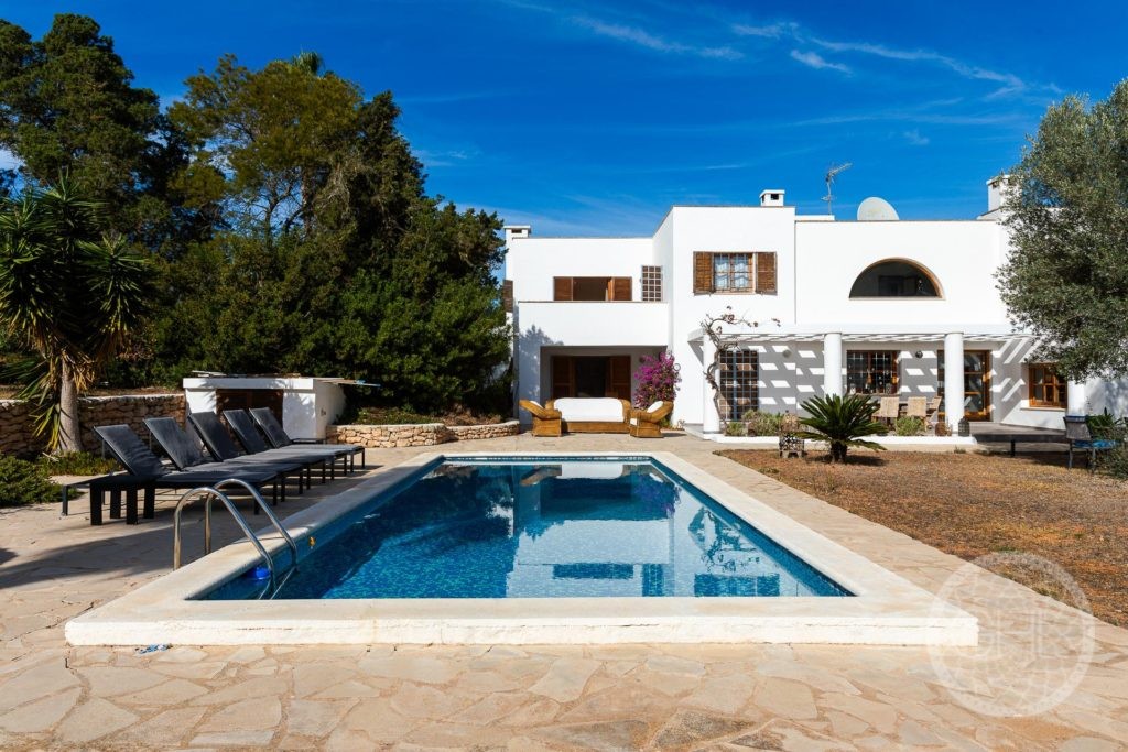 Beautiful spacious villa in a stunning locale boasting excellent investment prospects