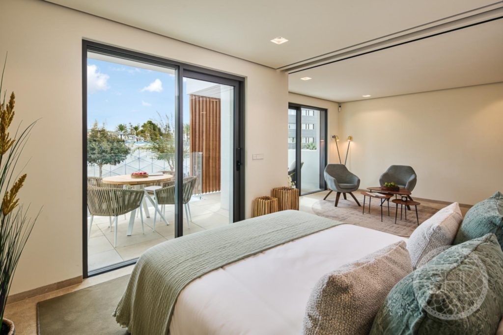 Ultimative Luxus-Apartments auf Ibiza: Suite mit Meerblick