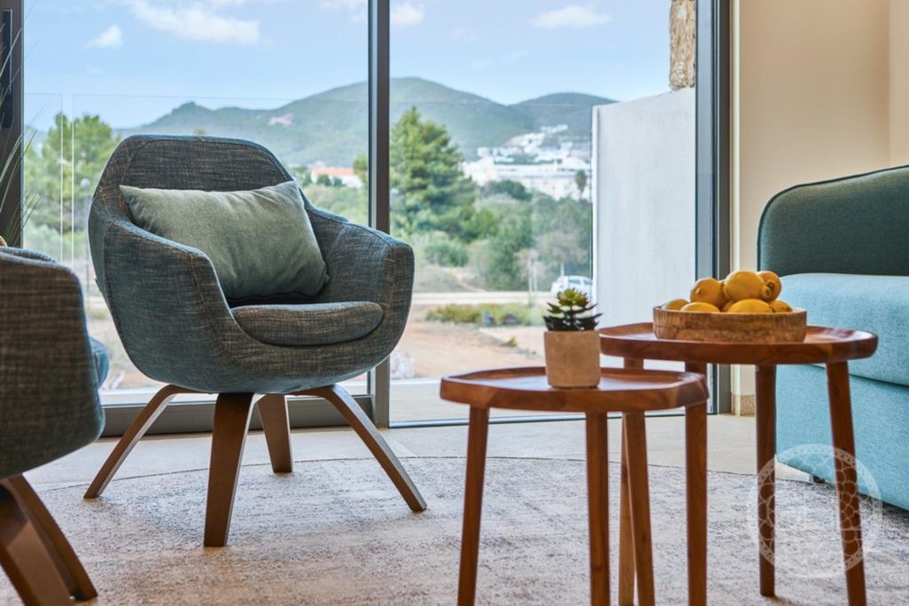 Ultimative Luxus-Wohnungen auf Ibiza: Suite mit Bergblick