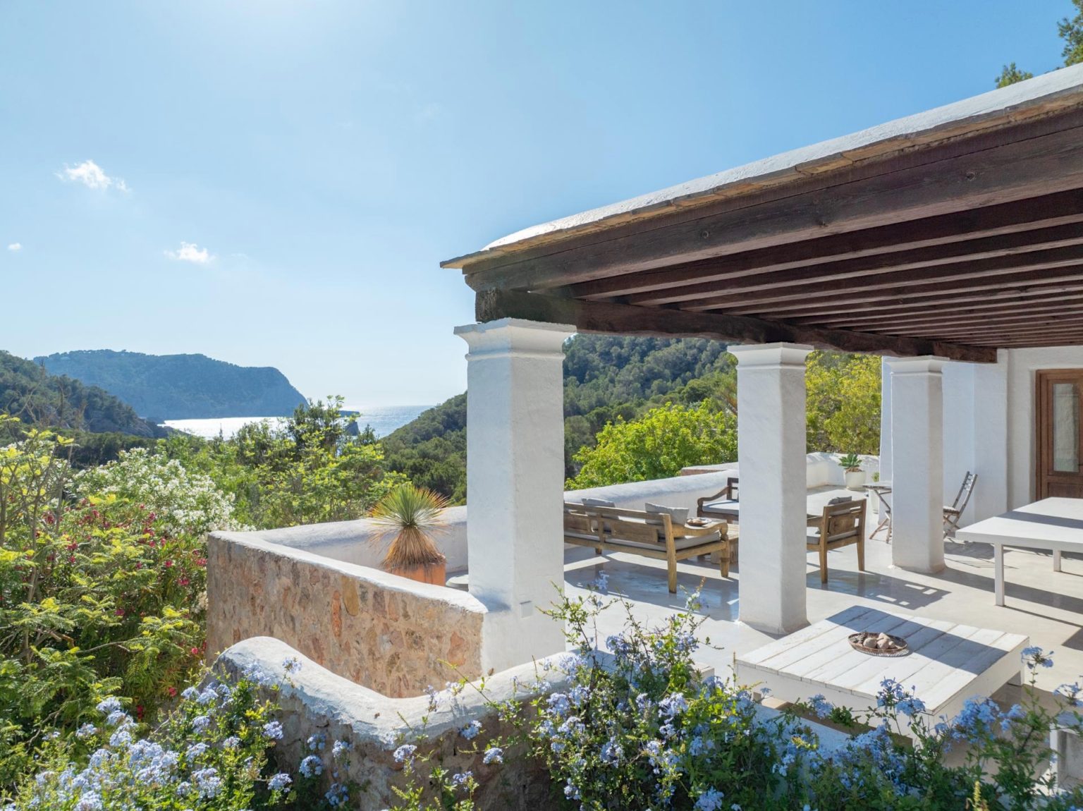 Villa rustique Blakstad design avec vue spectaculaire sur la baie de Benirràs