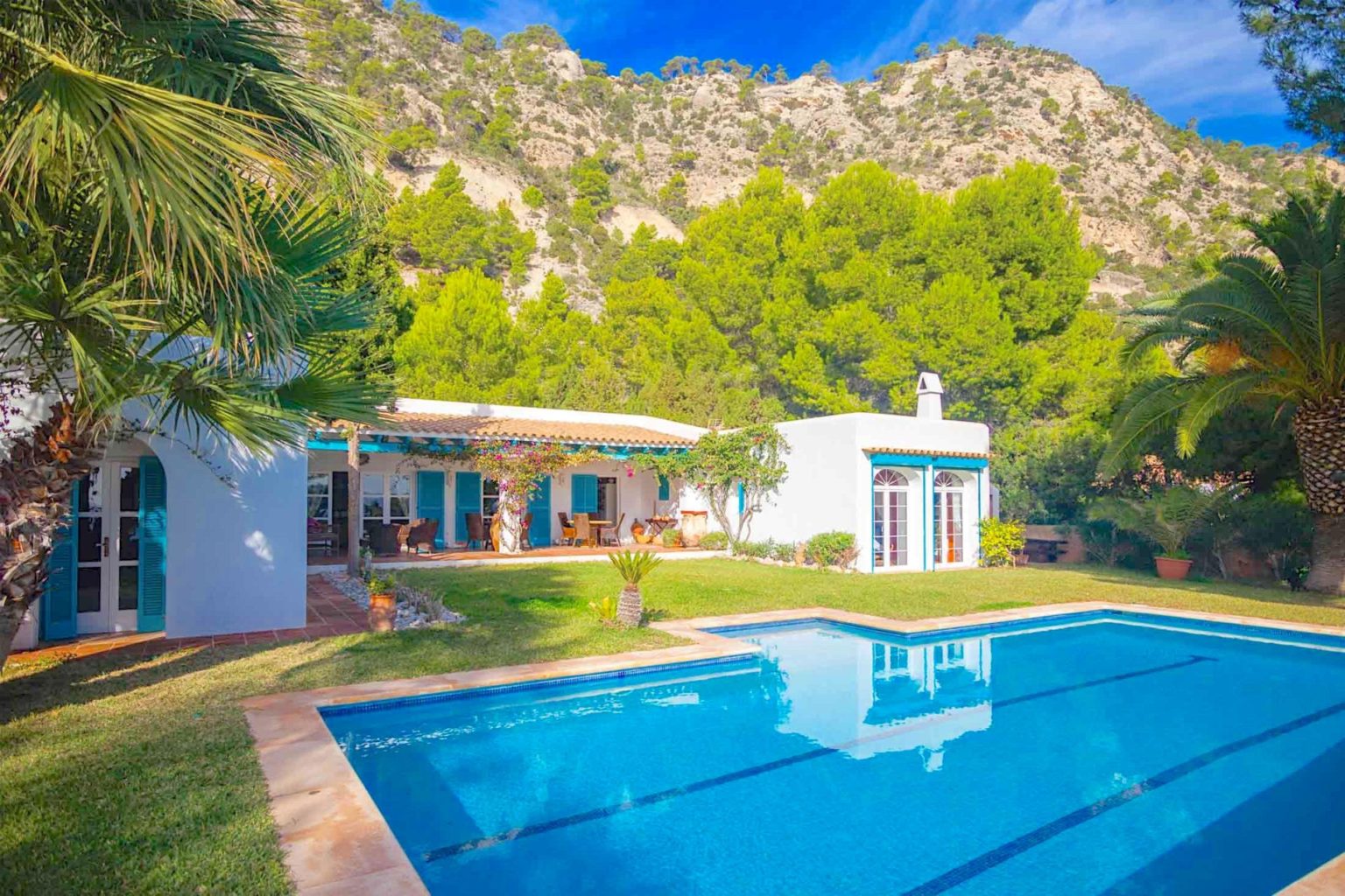 Charming villa with stunning sea view in prime location