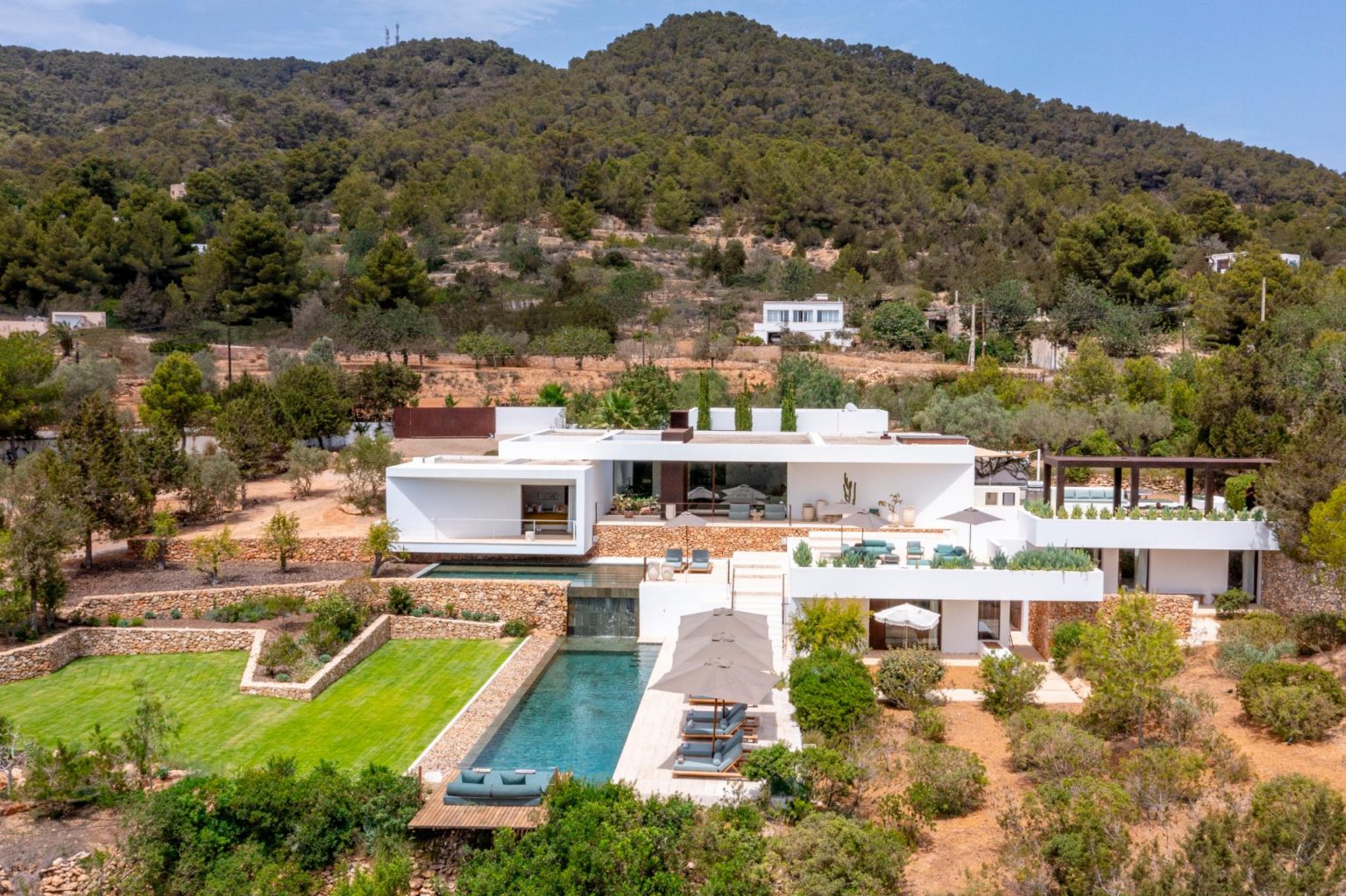 Villa moderna con estilo de diseño e impresionantes vistas al campo