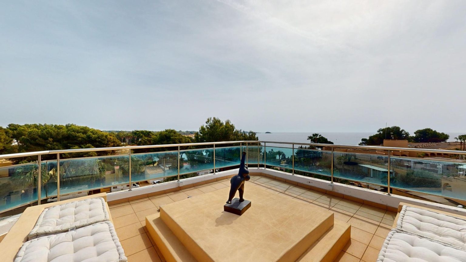 Un joyau côtier rare : un luxueux penthouse avec piscine privée et vue panoramique sur la mer