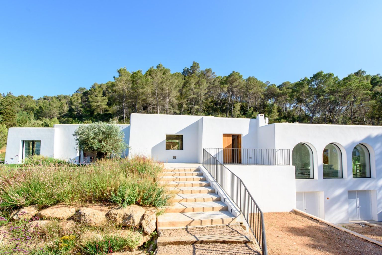 Elegante Villenoase in Ibizas Landschaft