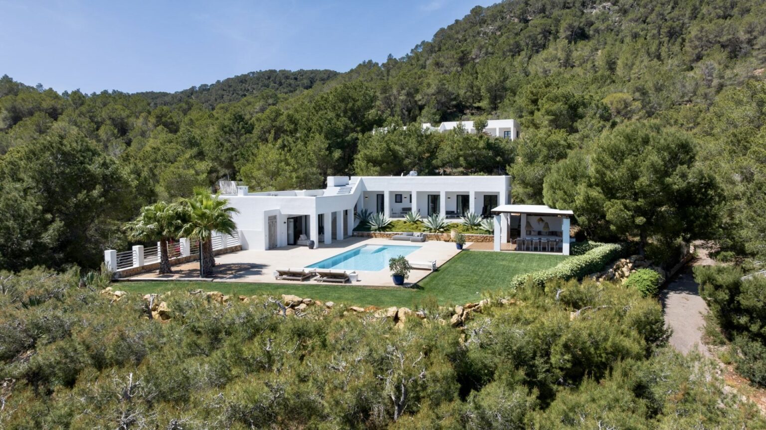 Timeless elegant villa with panoramic views and guest annex