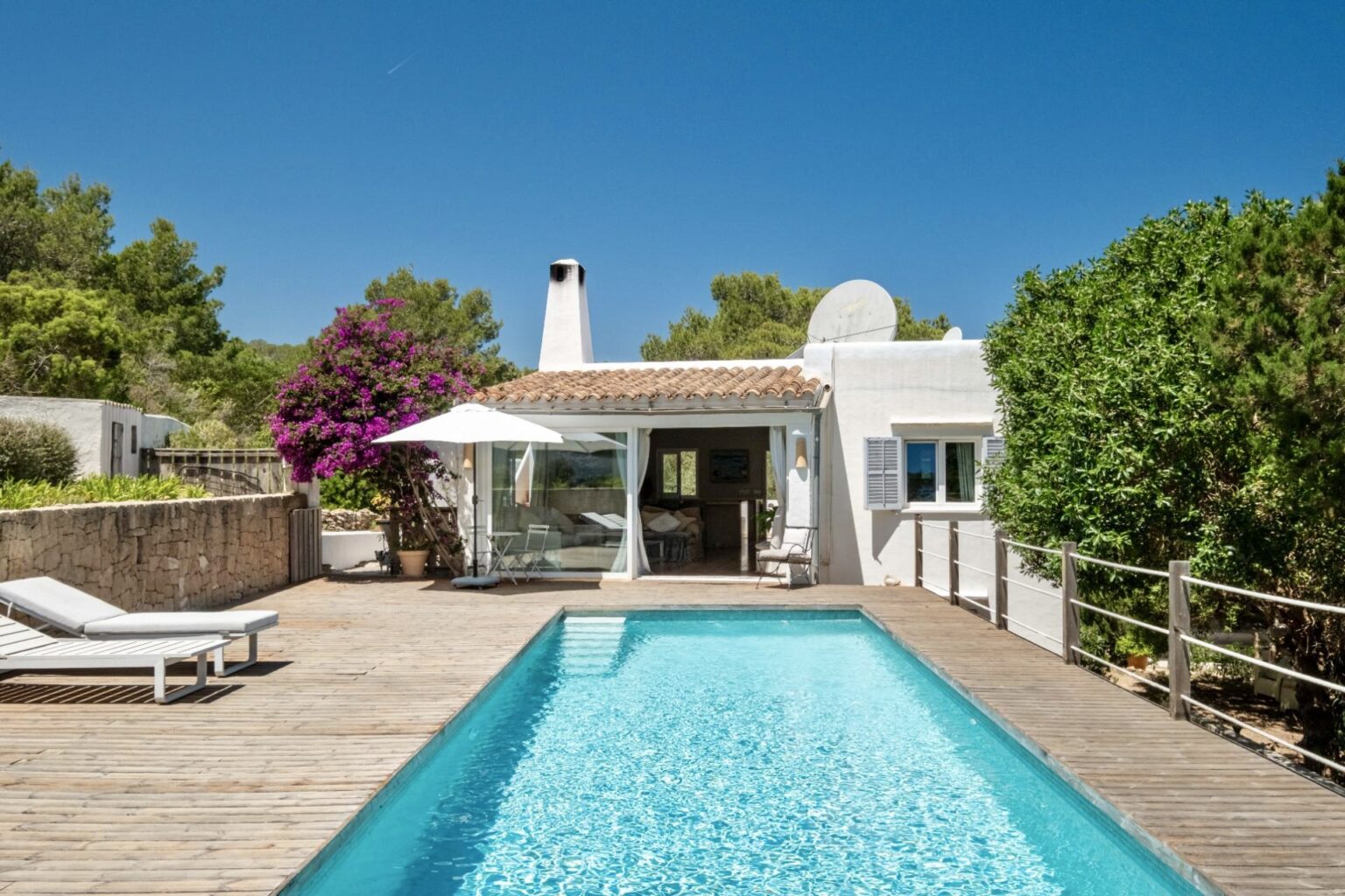 Stylish family villa with pool, steps from Cala Mastella