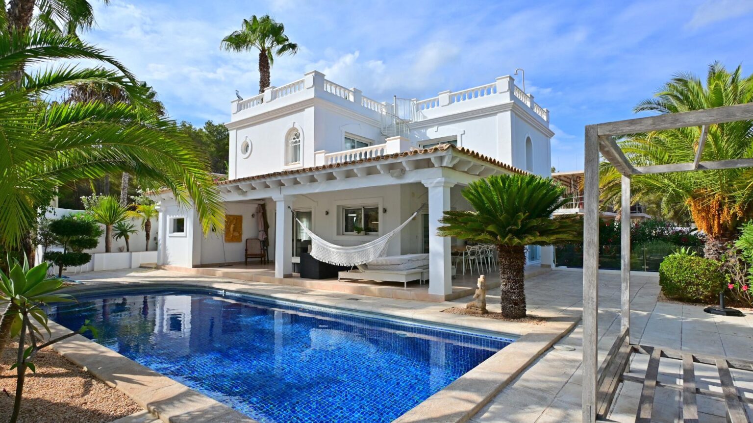 Villa reformada con piscina climatizada y azotea a pocos pasos de la playa.