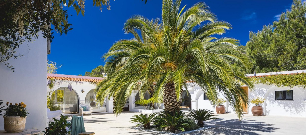 A luxury finca with spectacular sea views feature