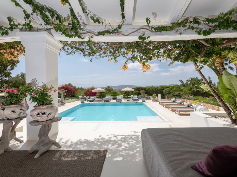 A luxury finca with spectacular sea views 42